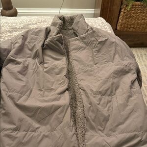 Vuori grey puffer jacket with Sherpa lining.